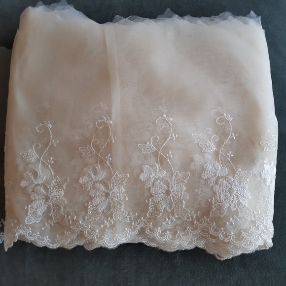 Lace trim for wedding dresses (6) - Picture 3 of 3
